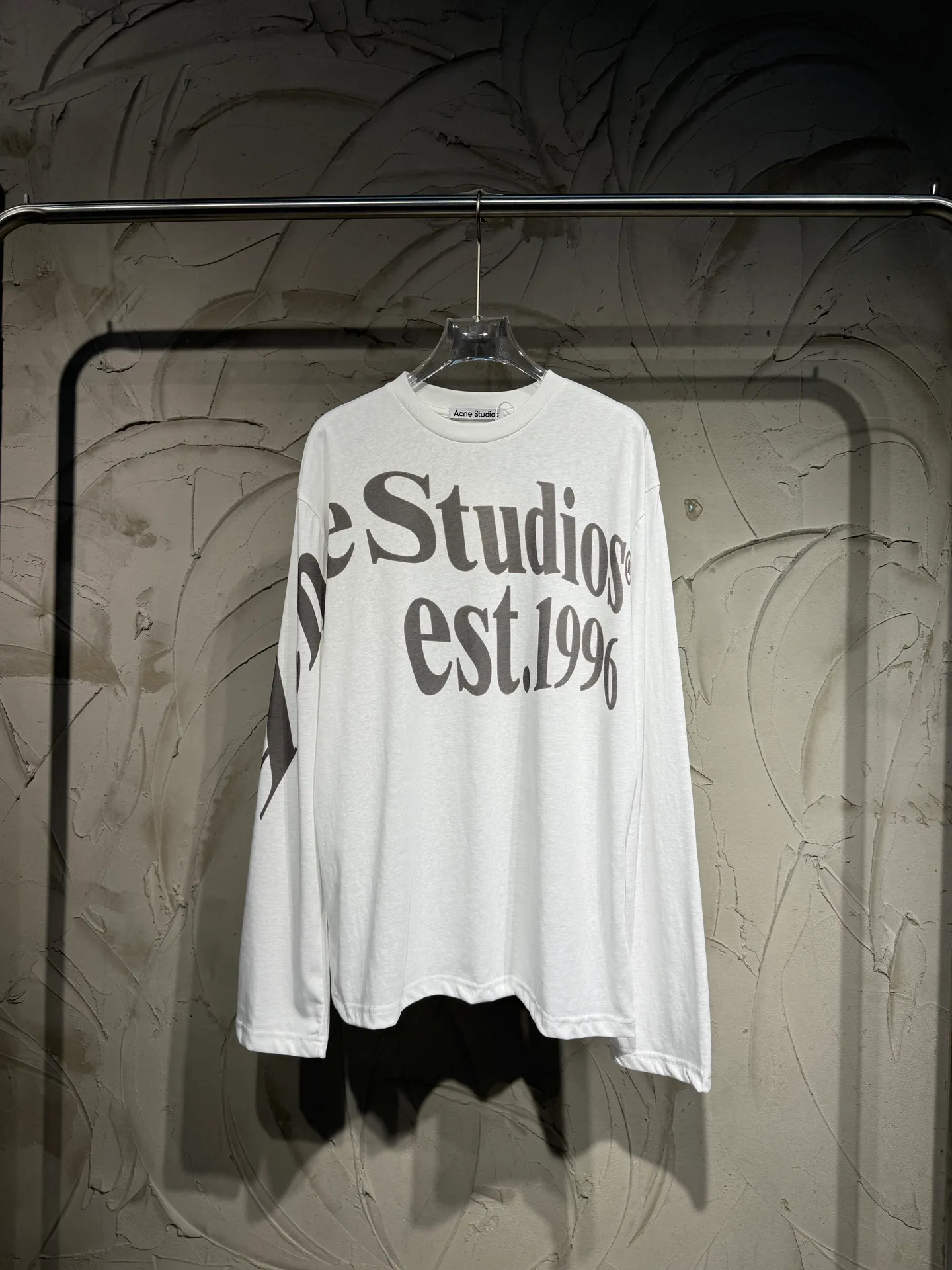 Acne studios New Arrival long-sleeved Acne is the number one for showing off body fat! Pear-shaped sisters close their eyes and look at each other! Who knows! This set is really the natural outfit for pear-shaped figures. Acne washed letter letter long-sleeves are really good at girls. It is splashed with ink to make it look old, and the back pockets are made of leather fabrics and decorated with studs for an amazing draping effect. The fleshy legs and wide fake crotch completely cover the loose feeling when walking in the wind. It is perfect for summer and can be worn with a candy-colored hat. Just pair it with a pair of white shoes, and the Korean heroine has the flavor. It can be worn for daily commuting, dating, and shopping. A no-brainer dressing formula. Lazy people can just copy the pear shape from work. Small sisters close their eyes and look better in whoever wears it! Size: S M L XL
